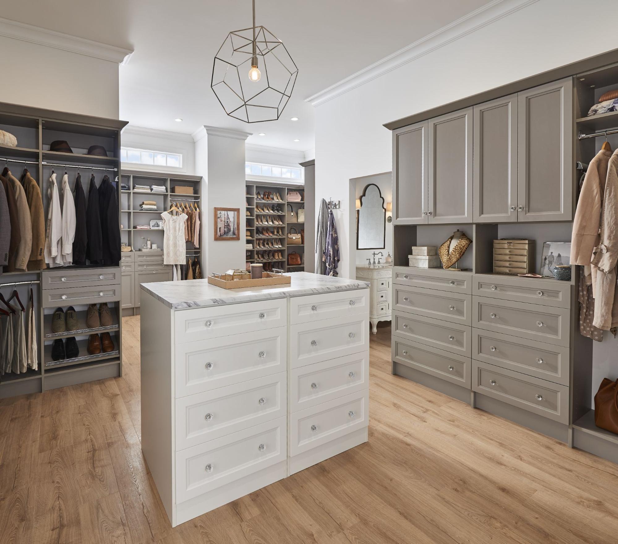 Closet Walk-In MasterSuite® with Island Series